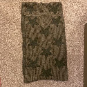 Green wool knittes scarf